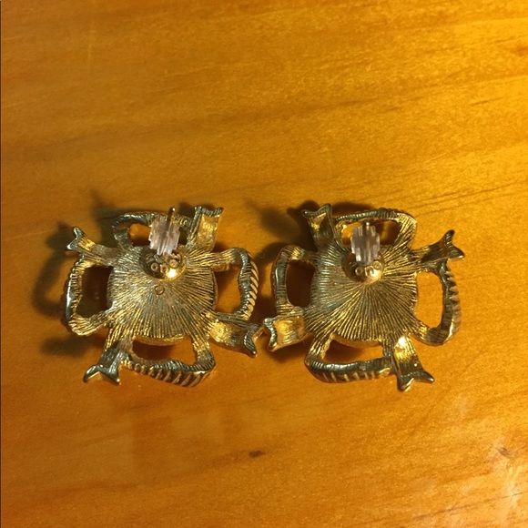 Gold ribbon and pearl stud earrings - Picture 2 of 3